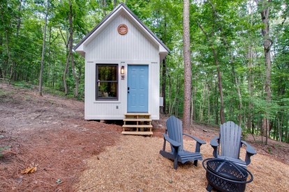 Colorful Tiny House with Outdoor Sauna and Jacuzzi in Alabama - Scottsboro, Alabama - glamping.directory