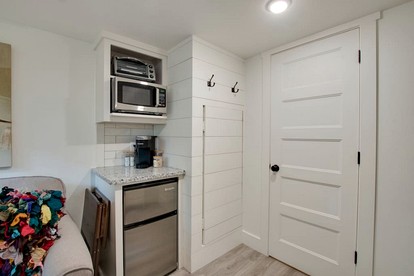 Colorful Tiny House with Outdoor Sauna and Jacuzzi in Alabama - Scottsboro, Alabama - glamping.directory