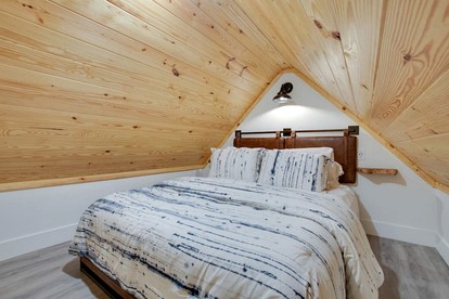 Colorful Tiny House with Outdoor Sauna and Jacuzzi in Alabama - Scottsboro, Alabama - glamping.directory