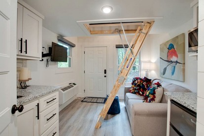 Colorful Tiny House with Outdoor Sauna and Jacuzzi in Alabama - Scottsboro, Alabama - glamping.directory