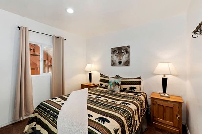 Mountain Bliss: Pet-Friendly Cabin Summit with Hot Tub in Big Bear Lake - Big Bear Lake, California - glamping.directory