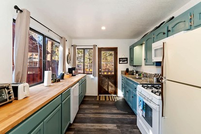 Mountain Bliss: Pet-Friendly Cabin Summit with Hot Tub in Big Bear Lake - Big Bear Lake, California - glamping.directory