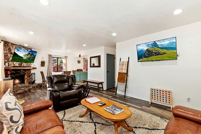 Mountain Bliss: Pet-Friendly Cabin Summit with Hot Tub in Big Bear Lake - Big Bear Lake, California - glamping.directory