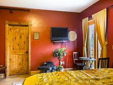Nature-Inspired Retreat with Lush Forest Views in Sandpoint, Idaho - Sandpoint, Idaho - glamping.directory