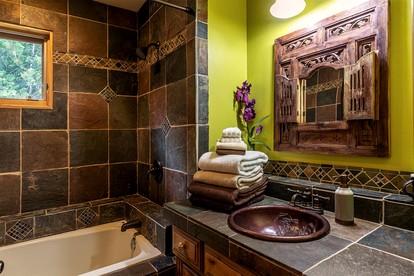Nature-Inspired Retreat with Lush Forest Views in Sandpoint, Idaho - Sandpoint, Idaho - glamping.directory