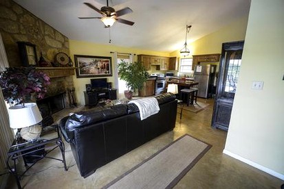 Romantic Getaway Rental with a Private Pool and an Outdoor Hot Tub near Wimberley, Texas - Wimberley, Texas - glamping.directory