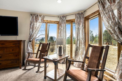 Spacious Luxury Pet-Friendly Cabin with Spectacular Continental Divide Views in Estes Park, Colorado - Estes Park, Colorado - glamping.directory