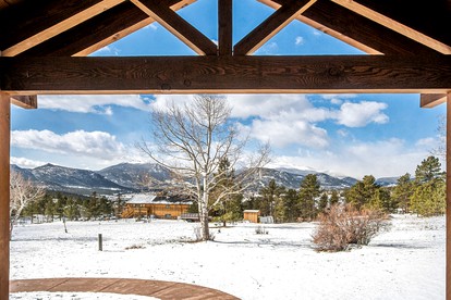 Spacious Luxury Pet-Friendly Cabin with Spectacular Continental Divide Views in Estes Park, Colorado - Estes Park, Colorado - glamping.directory