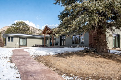 Spacious Luxury Pet-Friendly Cabin with Spectacular Continental Divide Views in Estes Park, Colorado - glamping.directory