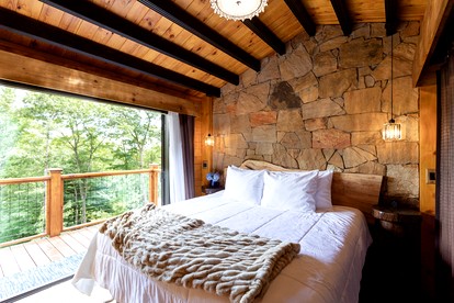 Gorgeous Adults-Only Cabin with Hot Tub and Outdoor Fire Table, Perfect for a Romantic Escape in North Carolina - glamping.directory