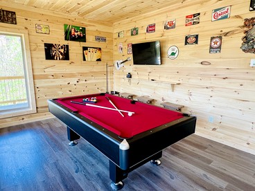 Delightful Log Cabin with Hot Tub, Pool Table, and Smoky Mountain Views in Sevierville, Tennessee - Sevierville, Tennessee - glamping.directory