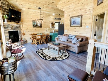 Delightful Log Cabin with Hot Tub, Pool Table, and Smoky Mountain Views in Sevierville, Tennessee - Sevierville, Tennessee - glamping.directory