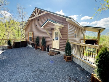 Delightful Log Cabin with Hot Tub, Pool Table, and Smoky Mountain Views in Sevierville, Tennessee - glamping.directory