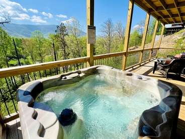 Delightful Log Cabin with Hot Tub, Pool Table, and Smoky Mountain Views in Sevierville, Tennessee - Sevierville, Tennessee - glamping.directory