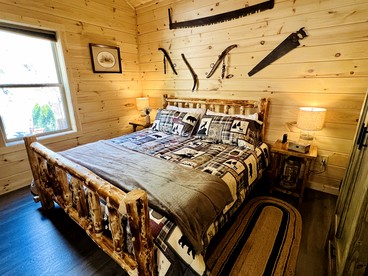 Delightful Log Cabin with Hot Tub, Pool Table, and Smoky Mountain Views in Sevierville, Tennessee - Sevierville, Tennessee - glamping.directory