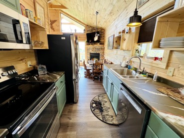 Delightful Log Cabin with Hot Tub, Pool Table, and Smoky Mountain Views in Sevierville, Tennessee - Sevierville, Tennessee - glamping.directory