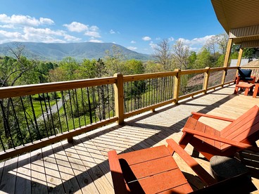 Delightful Log Cabin with Hot Tub, Pool Table, and Smoky Mountain Views in Sevierville, Tennessee - Sevierville, Tennessee - glamping.directory