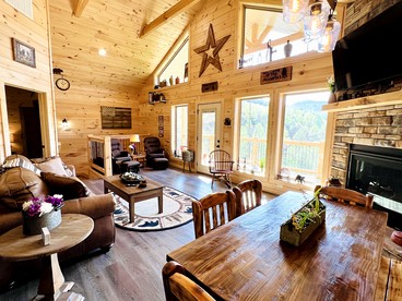 Delightful Log Cabin with Hot Tub, Pool Table, and Smoky Mountain Views in Sevierville, Tennessee - Sevierville, Tennessee - glamping.directory
