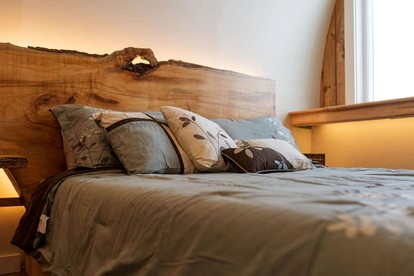 Luxurious and Carbon Neutral Hobbit House with Private Hot Tub in Springvale, Maine, Perfect for a Relaxing Weekend Getaway - Sanford, Maine - glamping.directory