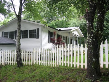 Lovely South Carolina Vacation Rental at Lake Jocassee - glamping.directory