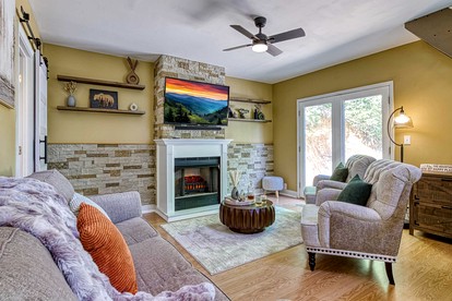 Secluded Mountain Cabin with Hot Tub & Fire Pit Deck in Gatlinburg, Tennessee - Gatlinburg, Tennessee - glamping.directory