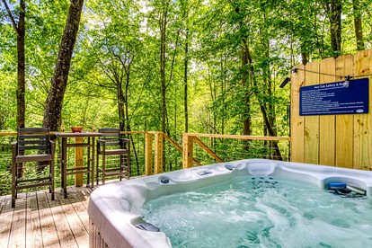 Secluded Mountain Cabin with Hot Tub & Fire Pit Deck in Gatlinburg, Tennessee - Gatlinburg, Tennessee - glamping.directory