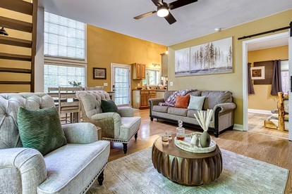 Secluded Mountain Cabin with Hot Tub & Fire Pit Deck in Gatlinburg, Tennessee - Gatlinburg, Tennessee - glamping.directory