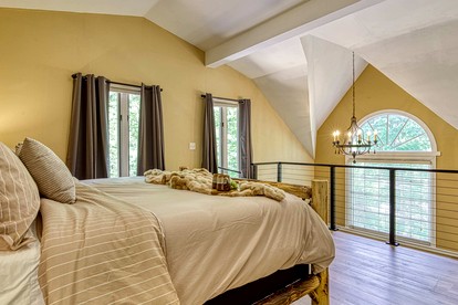 Secluded Mountain Cabin with Hot Tub & Fire Pit Deck in Gatlinburg, Tennessee - Gatlinburg, Tennessee - glamping.directory