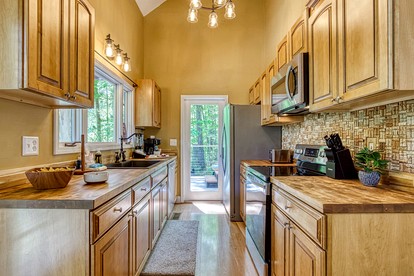Secluded Mountain Cabin with Hot Tub & Fire Pit Deck in Gatlinburg, Tennessee - Gatlinburg, Tennessee - glamping.directory