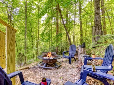 Secluded Mountain Cabin with Hot Tub & Fire Pit Deck in Gatlinburg, Tennessee - Gatlinburg, Tennessee - glamping.directory