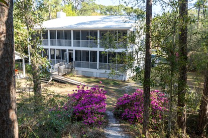 Stylish Coastal Retreat with Luxury Amenities near the Beaches and Golf Course on Dauphin Island, Alabama - Dauphin Island, Alabama - glamping.directory
