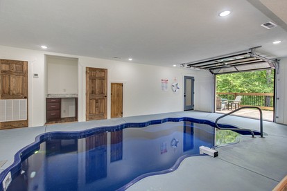 Splendid Cabin with Indoor Pool, Spa and Game Room in Tennessee - Gatlinburg, Tennessee - glamping.directory
