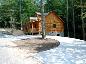 Luxury Log Cabin Rental with Forest Views near Asheville, North Carolina - Hendersonville, North Carolina - glamping.directory