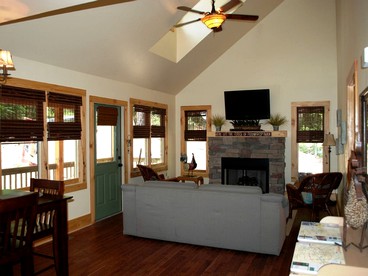 Luxury Log Cabin Rental with Forest Views near Asheville, North Carolina - Hendersonville, North Carolina - glamping.directory