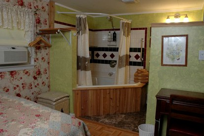 Waterfront Cottage near Big Indian Wilderness in Saugerties, New York - Saugerties, New York - glamping.directory