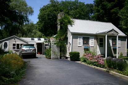 Waterfront Cottage near Big Indian Wilderness in Saugerties, New York - glamping.directory