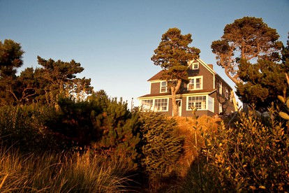 Historic Waterfront Beach House Rental for an Oregon Family Vacation - glamping.directory