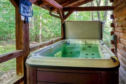 Cozy Log Cabin for an Ohio Outdoor Adventure near Hocking Hills State Park - New Plymouth, Ohio - glamping.directory