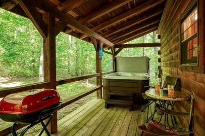 Cozy Log Cabin for an Ohio Outdoor Adventure near Hocking Hills State Park - New Plymouth, Ohio - glamping.directory