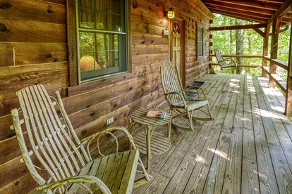 Cozy Log Cabin for an Ohio Outdoor Adventure near Hocking Hills State Park - New Plymouth, Ohio - glamping.directory