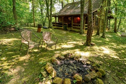 Cozy Log Cabin for an Ohio Outdoor Adventure near Hocking Hills State Park - New Plymouth, Ohio - glamping.directory
