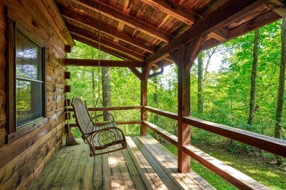 Cozy Log Cabin for an Ohio Outdoor Adventure near Hocking Hills State Park - New Plymouth, Ohio - glamping.directory