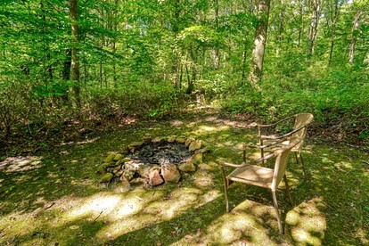 Cozy Log Cabin for an Ohio Outdoor Adventure near Hocking Hills State Park - New Plymouth, Ohio - glamping.directory