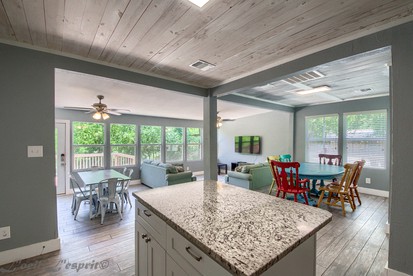 Amazing Vacation Rental with River Access and Kayaks for Memorable Family Vacations in Canyon Lake, Texas - Canyon Lake, Texas - glamping.directory