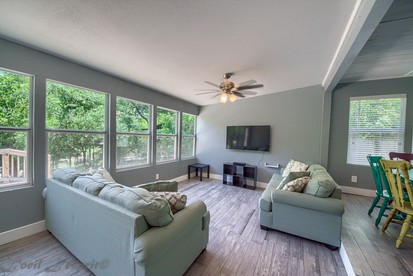 Amazing Vacation Rental with River Access and Kayaks for Memorable Family Vacations in Canyon Lake, Texas - Canyon Lake, Texas - glamping.directory