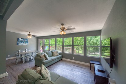 Amazing Vacation Rental with River Access and Kayaks for Memorable Family Vacations in Canyon Lake, Texas - Canyon Lake, Texas - glamping.directory