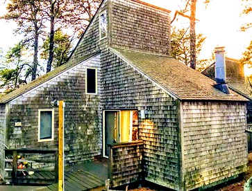 Charming Cottage Retreat with a Wood-Burning Fireplace in Wellfleet, Massachusetts - Wellfleet, Massachusetts - glamping.directory