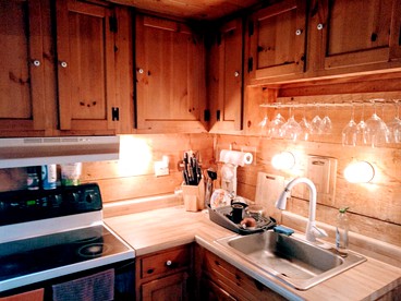 Charming Cottage Retreat with a Wood-Burning Fireplace in Wellfleet, Massachusetts - Wellfleet, Massachusetts - glamping.directory