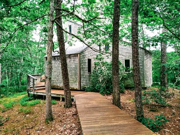 Charming Cottage Retreat with a Wood-Burning Fireplace in Wellfleet, Massachusetts - glamping.directory
