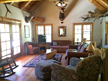 Stunning Log Cabin Rental with Breathtaking Views in Tygh Valley, Oregon - Tygh Valley, Oregon - glamping.directory